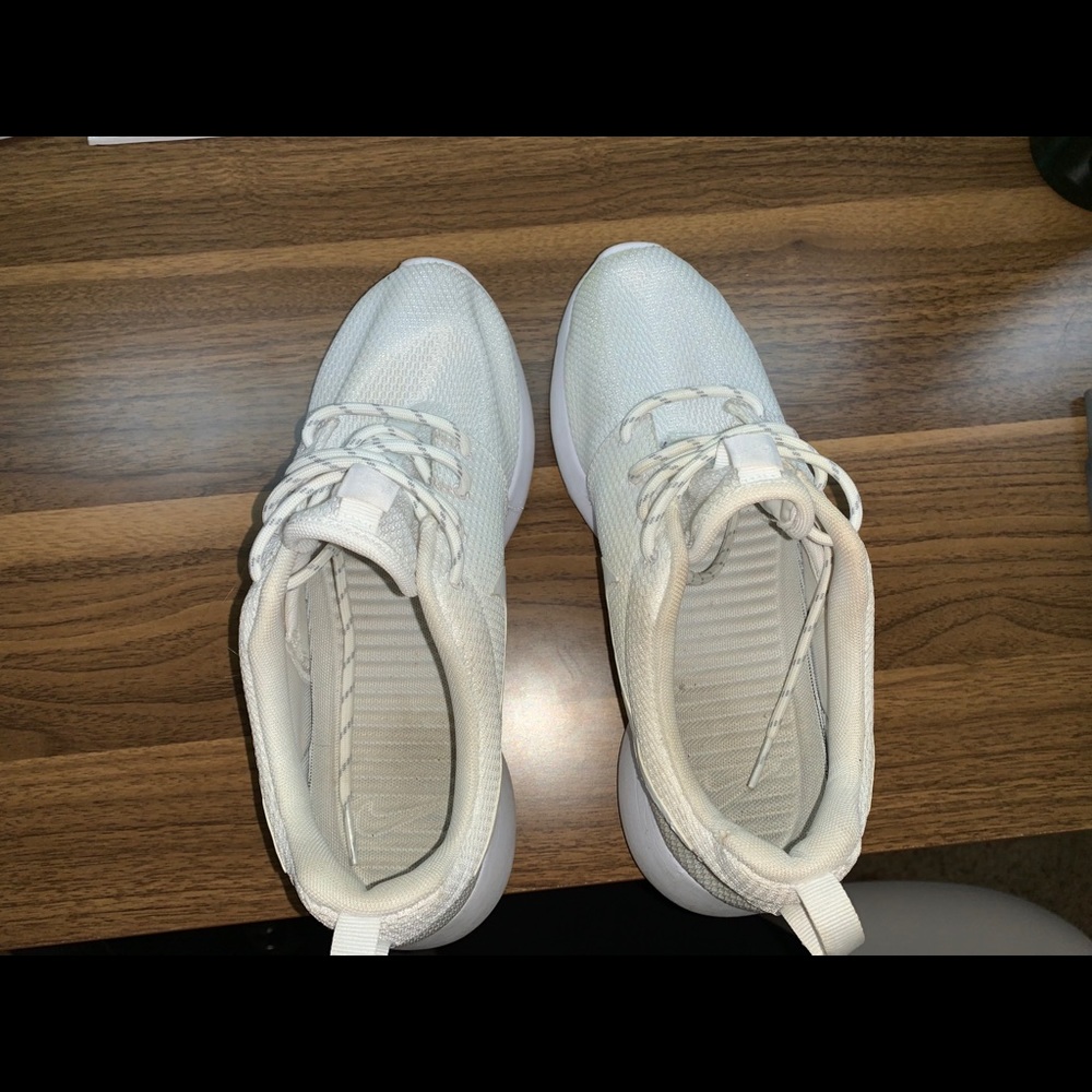 Women’s white 8.5 Nike roshe sneaker - Picture 3 of 4